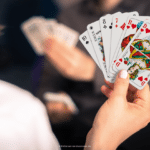 Das Bild zeigt eine Hand mit 6 Rommé Karten
