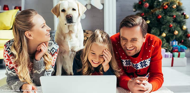 Familie spielt online an Weihnachten