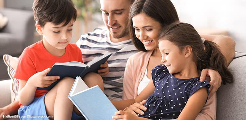 Digital Detox. Eine Familie liest gemeinsam Bücher.