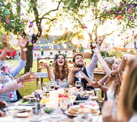 Hochzeitsgesellschaft feiert im Sommer