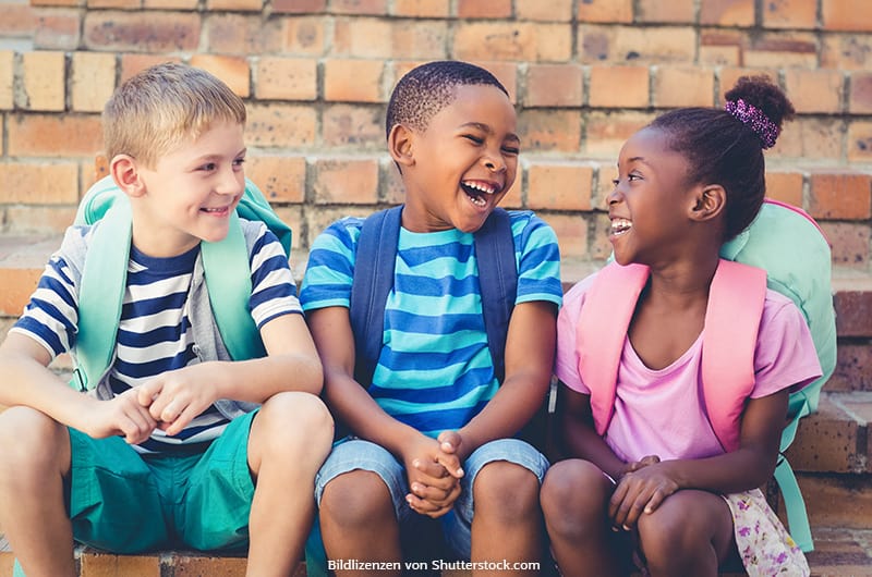 Kinder lachen zum Schulanfang