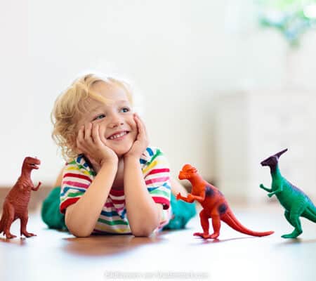 Kleiner Junge spielt mit Dinosauriern