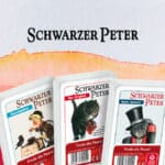 Rötlicher Aquarell Hintergrund mit darüberliegendem Schwarzer Peter Schriftzug und drei aufgefächerte Schwarzer Peter Kartenspiele ovn ASS Altenburger Spielkarten.