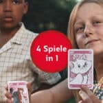 Kinder spielen draußen Quartett Kartenspiel von ASS Altenburger. Darüber liegt ein roter Störer mit der Aufschrift „4 Spiele in 1“.