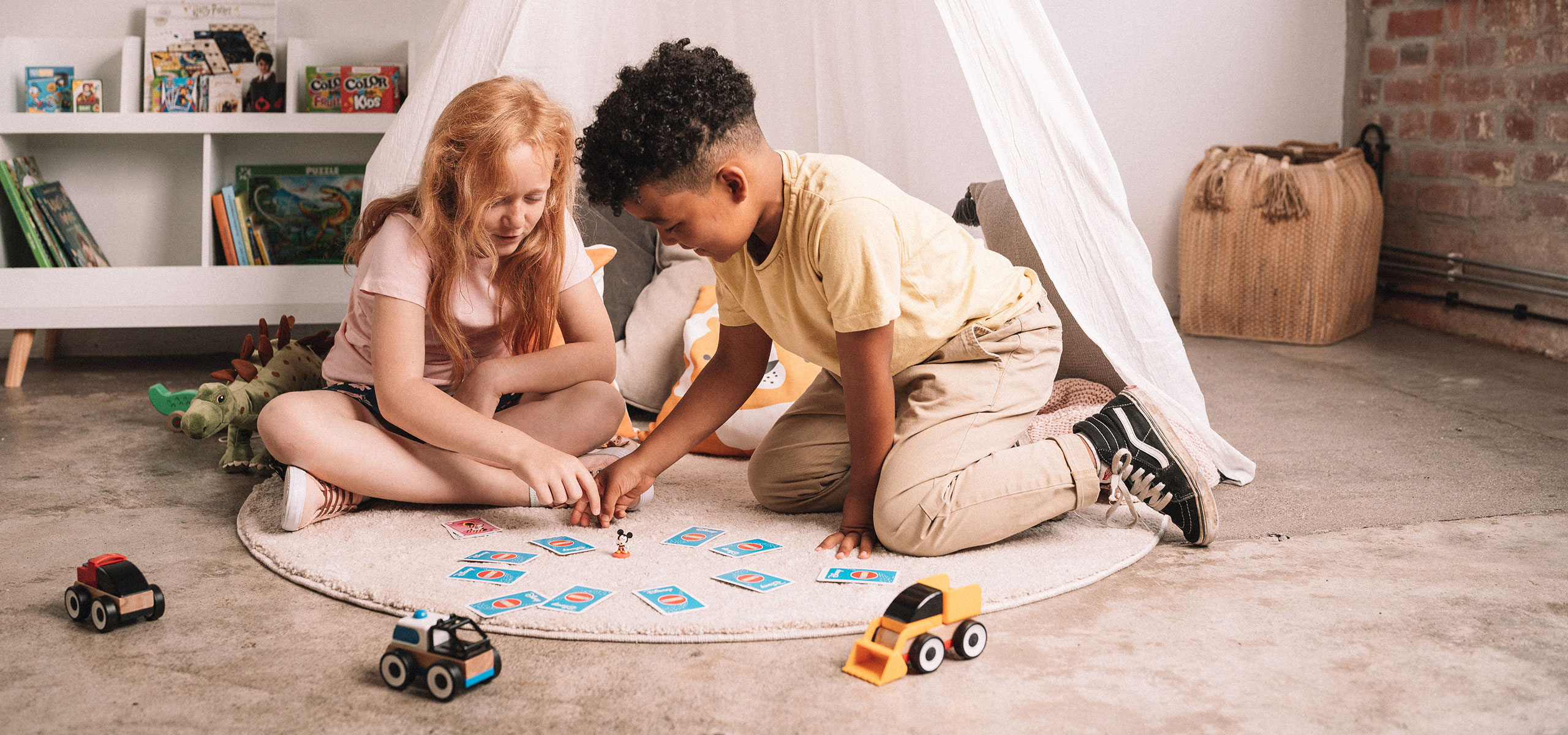 Kinder spielen Mixtett Mickey Maus und Freunde im Kinderzimmer auf dem Teppich. Disney Figuren – ASS Altenburger Spielkarten