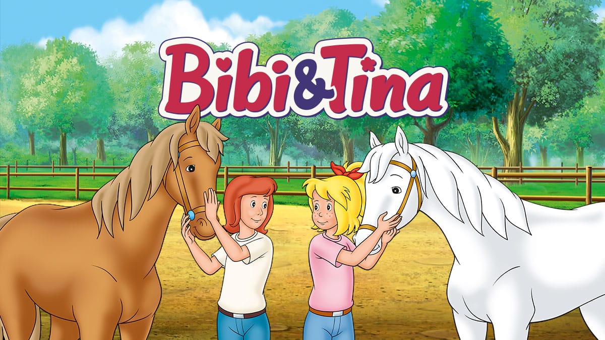 Bibi und Tina mit Sabrina und Amadeus unter Bibi und Tina Logo. Im Hintergrund ist der Pferdestall.
