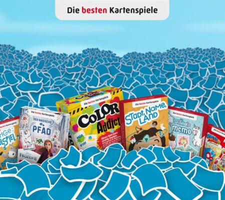 Kartenmeer aus blauen Spielkarten und die besten Kartenspiele von ASS Altenburger Spielkarten, sowie einem Banner am oberen Rand mit der Aufschrift „Die besten Kartenspiele“.