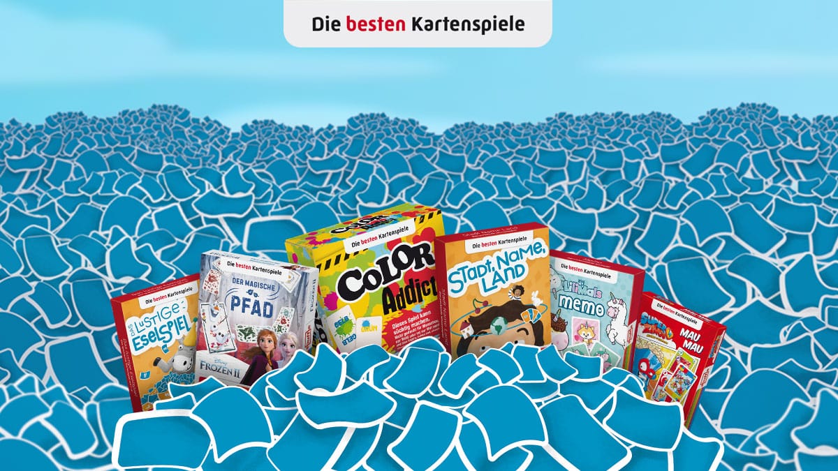 Kartenmeer aus blauen Spielkarten und die besten Kartenspiele von ASS Altenburger Spielkarten, sowie einem Banner am oberen Rand mit der Aufschrift „Die besten Kartenspiele“.