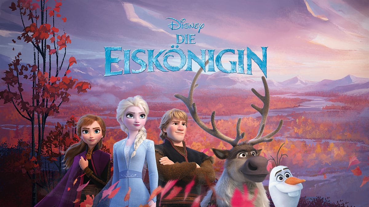 Anna, Elsa, Kristoff, Sven und Olaf von Disney die Eiskönigin unter Frozen Schriftzug vor herbstliche Berglandschaft.