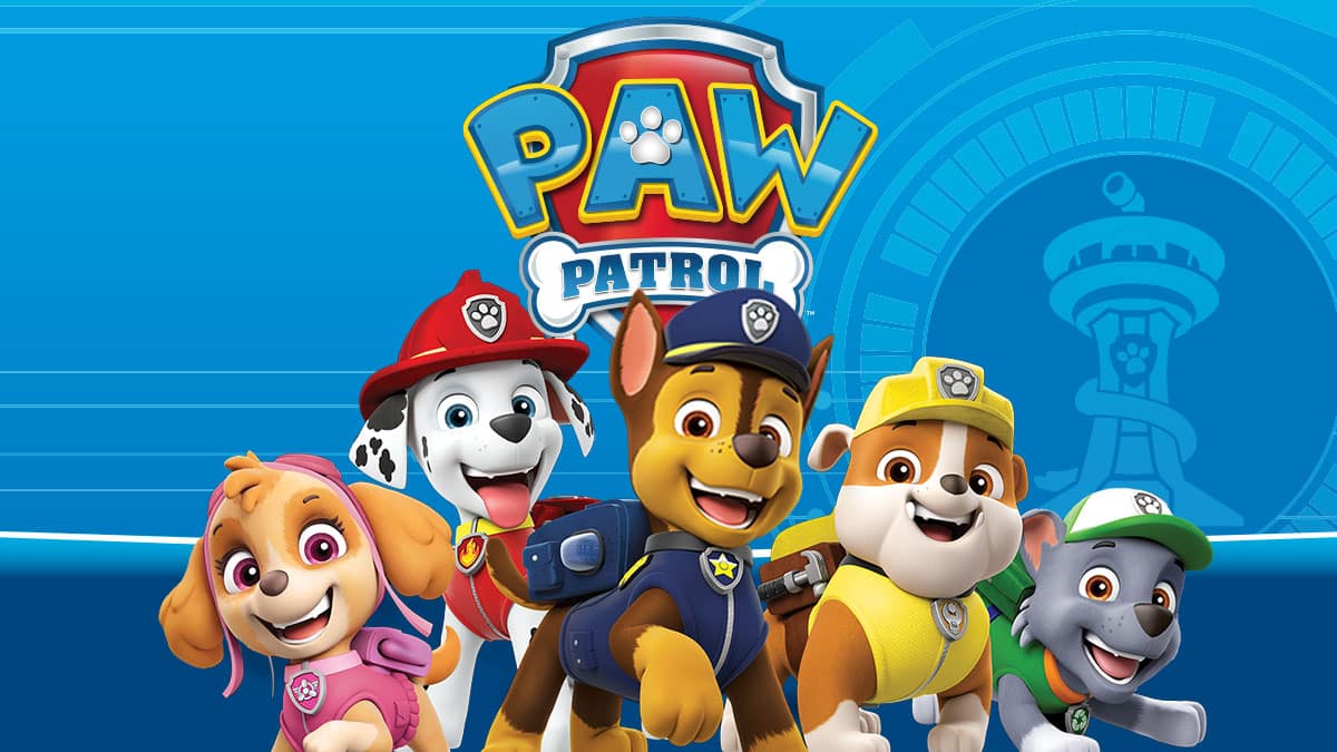 Fünf Paw Patrol Hunde nebeneinander aufgeregt in der Reihenfolge Skye, Marshall, Chase, Rubble und Everest. Dahinter befindet sich das Paw Patrol Logo und ein blauer Hintergrund mit der Abbildung der Paw Patrol Zentrale.