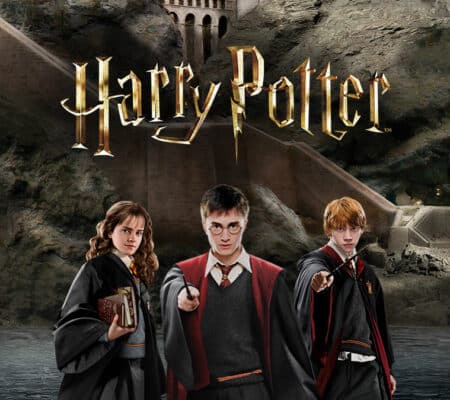 Harry Potter, Hermine, Ron unter Harry Potter Schriftzug am Hagwarts Ufer bei Nacht.