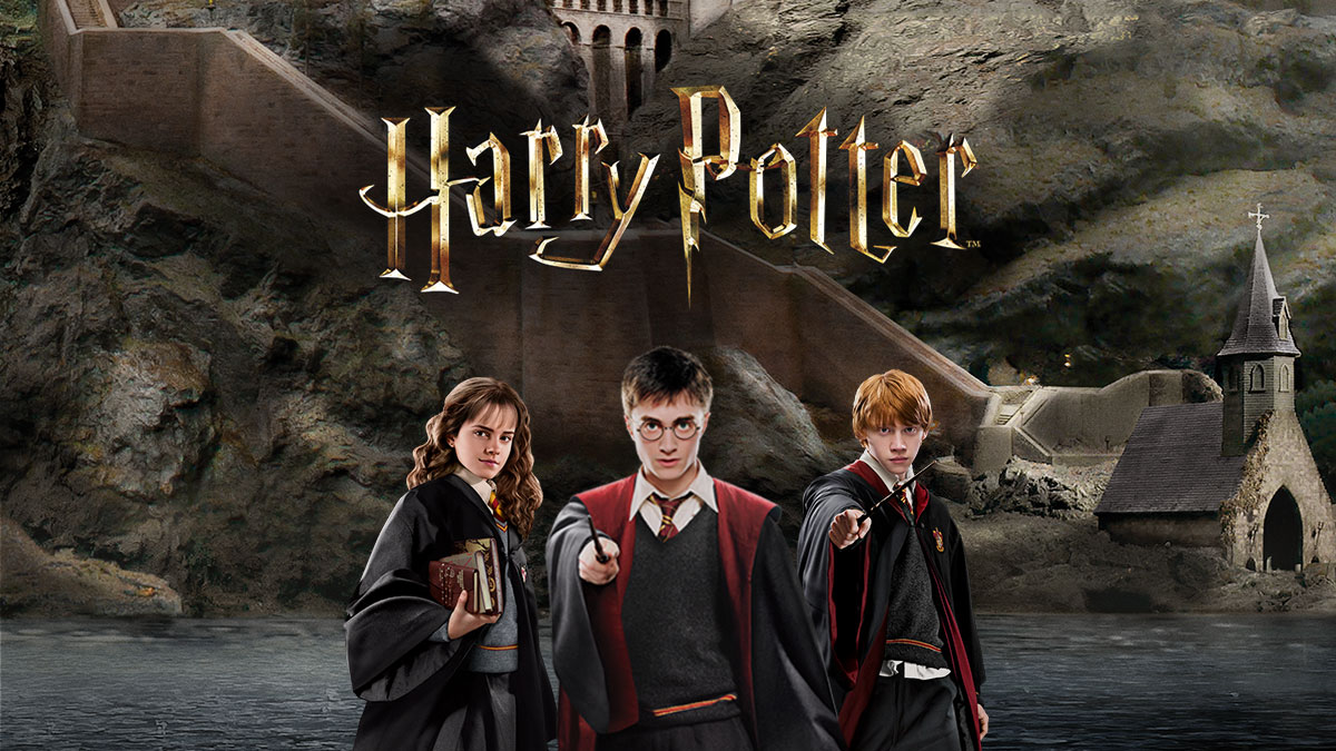 Harry Potter, Hermine, Ron unter Harry Potter Schriftzug am Hagwarts Ufer bei Nacht.