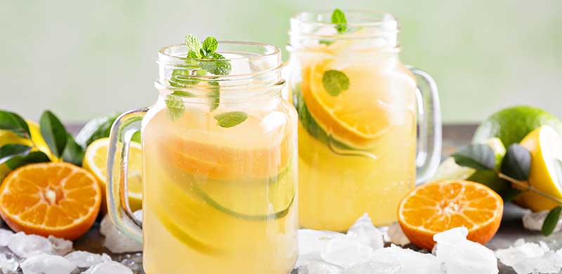 Selbstgemachte Limonade mit Orangen, Zitronen, Limonen und Eis. Abkühlung bei Hitze, ASS Altenburger