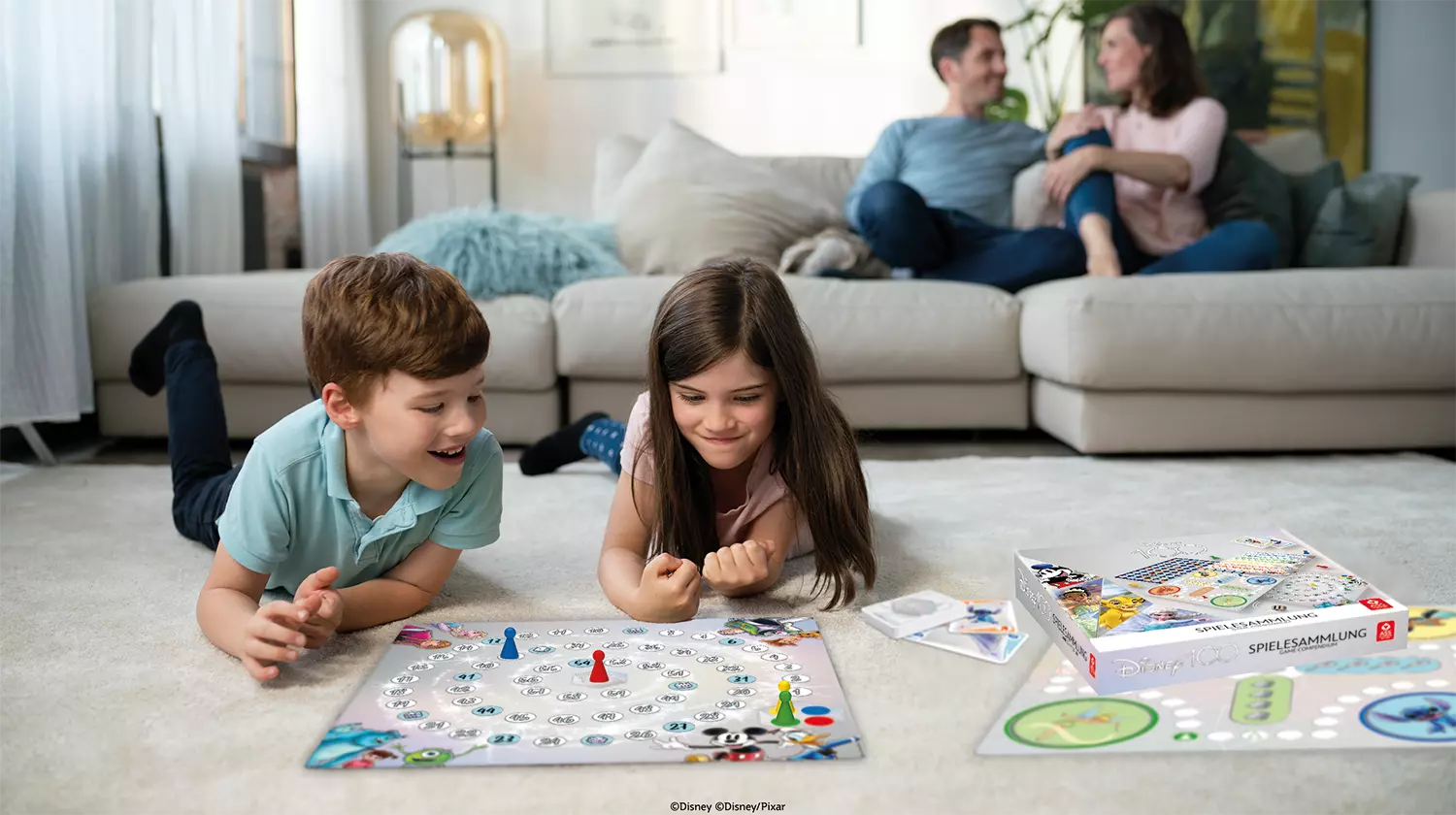 Auf dem Bild sind zwei Kinder zu sehen, die mit der Disney 100 Spielesammlung spielen.