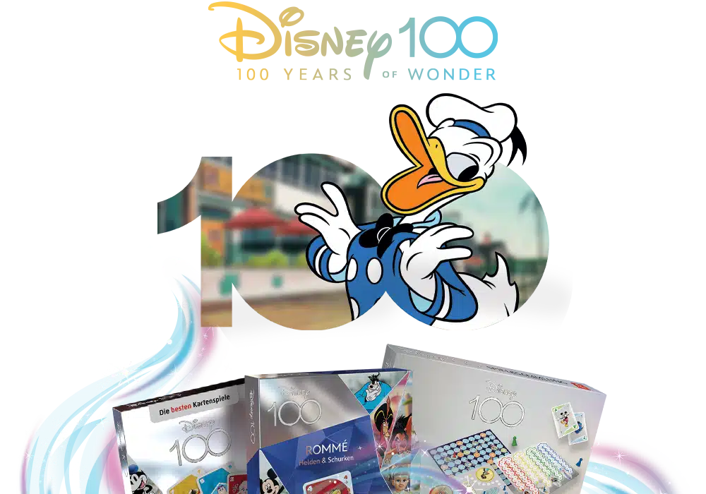 Das Disney100 Logo steht über einer großen 100 aus welcher Donald Duck heraus schaut. Darunter sind die drei Disney 100 Produkte MauMau, Romme und Spielesammlung vor einem Sternenwirbel zu sehen.