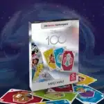 Vor einem dunklem Hintergrund in dem Sterne und Sternenwirbel zu sehen sind, steht das Disney 100 Spiel MauMau. Unter der silbern glänzenden Verpackung liegen einige Karten und zeigen die Illustrationen der Vorderseiten.