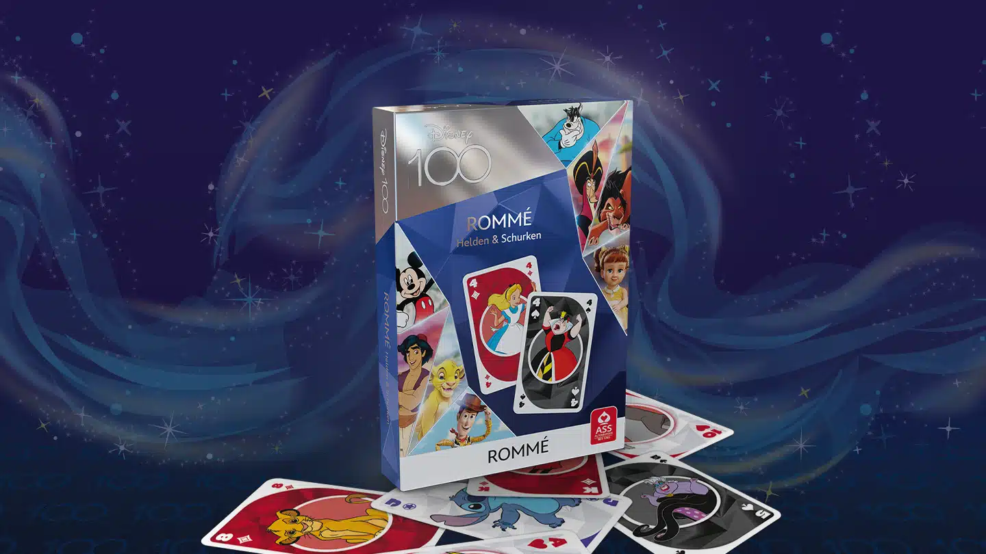 Vor einem dunklem Hintergrund in dem Sterne und Sternenwirbel zu sehen sind, steht das Disney 100 Spiel Rommé. Unter der Verpackung liegen einige Karten und zeigen die Illustrationen der Vorderseiten.