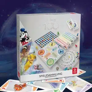 Vor einem dunklem Hintergrund in dem Sterne und Sternenwirbel zu sehen sind, steht die Disney 100 Spielesammlung. Unter der Verpackung liegen einige Karten und zeigen die Illustrationen der Vorderseiten.