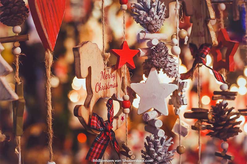 Festliche Dekoration zu Weihnachten mit Holzsternen, Tannenzapfen und einem Schaukelpferd. Weihnachtsmarkt zuhause, ASS Altenburger