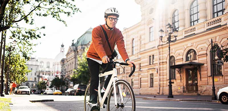 Ein Fahrradfahrer mit Helm fährt mit dem Fahrrad auf Arbeit. Gute Vorsätze, ASS Altenburger