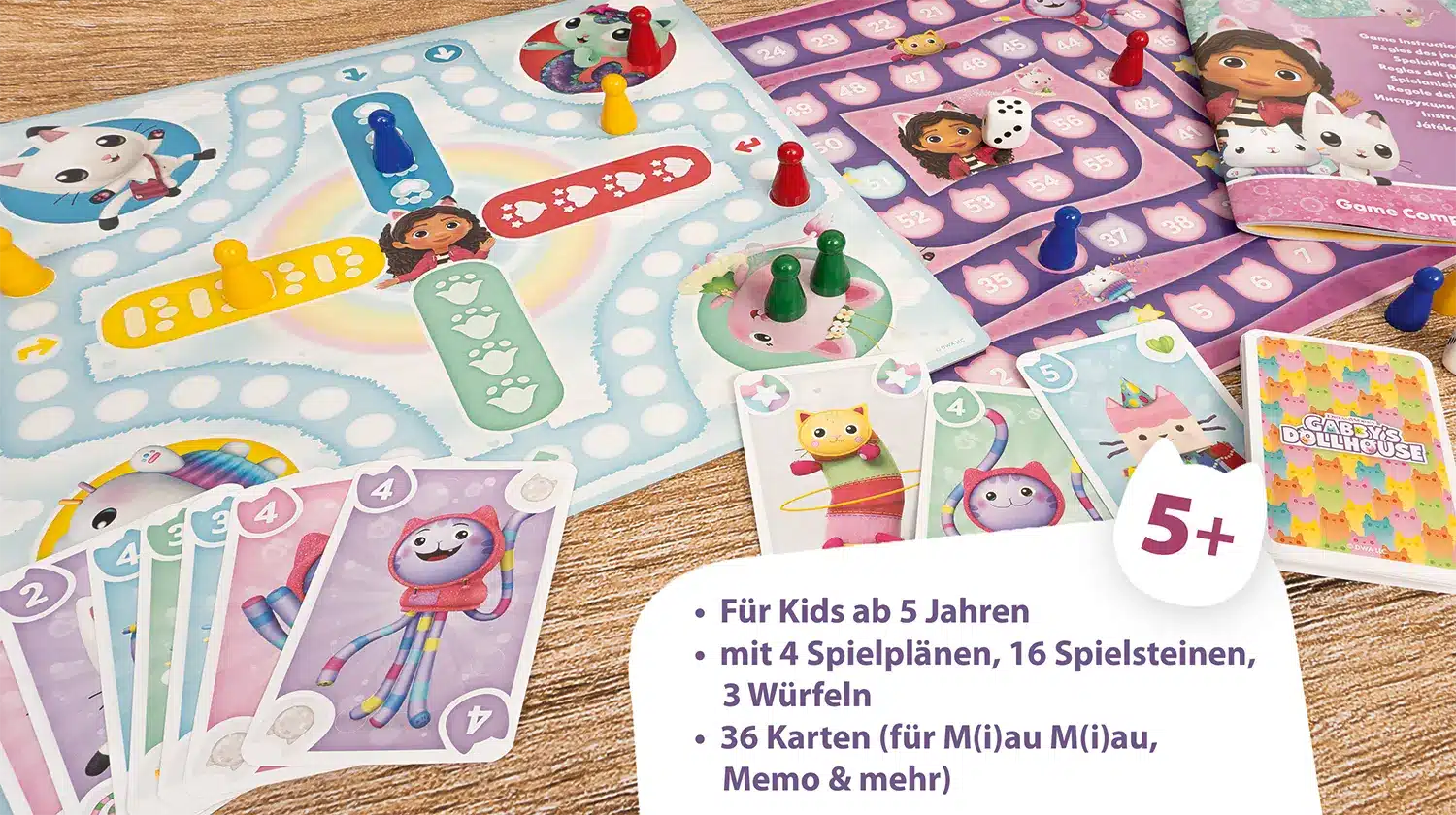 Auf einem Tisch liegen die Inhalte der Gabby's Dollhouse Spielesammlung und es wird erklärt was damit gespielt werden kann.