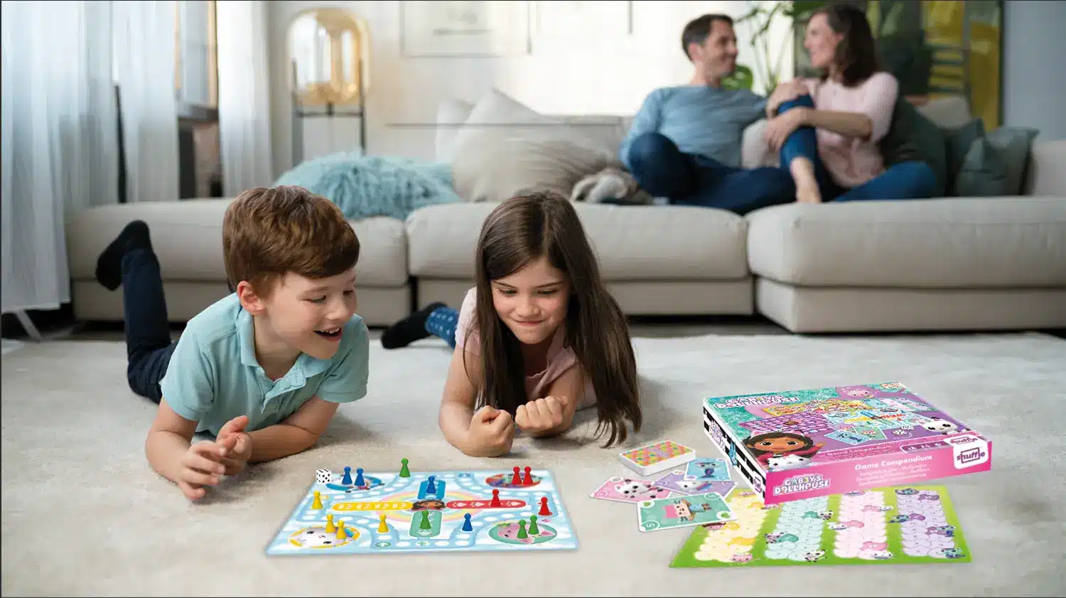 Kinder spielen in einem Wohnzimmer mit der Gabby's Dollhouse Spielesammlung.