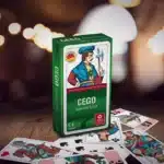 Das Cego Kartenspiel steht auf einem Untergrund aus Holz, unter dem Spiel liegen einige der dazugehörigen Spielkarten. Im Hintergrund sind unscharf einige Lichter wie in einer Kneipenbeleuchtung zu erkennen.