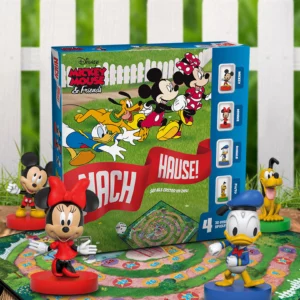 Das Mickey Mouse Nach Hause Spiel steht auf einem Untergrund aus Holz vor einem weißem Gartenzaun. Das Spielbrett liegt unter der Spielverpackung und es stehen die Figuren von Mickey, Minnie, Donald und Pluto um das Spiel herum.
