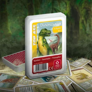 Das Top ASS Dinosaurier Trumpfspiel steht in einem Urwald auf einem hölzernen Untergrund. Unter dem Spiel liegen einige der dazugehörigen Spielkarten.