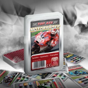 Das Top ASS Motorräder Trumpfspiel steht vor einer wehenden schwarz weiß karierten Rennfahne. Unter dem Spiel liegen die dazugehörenden Spielkarten. Im Hintergrund ist weißer Rauch zu sehen.