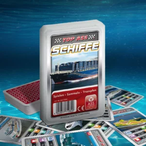 Das Top ASS Schiffe Trumpfspiel steht auf dem Meeresboden unter Wasser, unter dem Spiel liegen einige der dazugehörigen Spielkarten. Das Spiel ist von tiefblauem Wasser umgeben.
