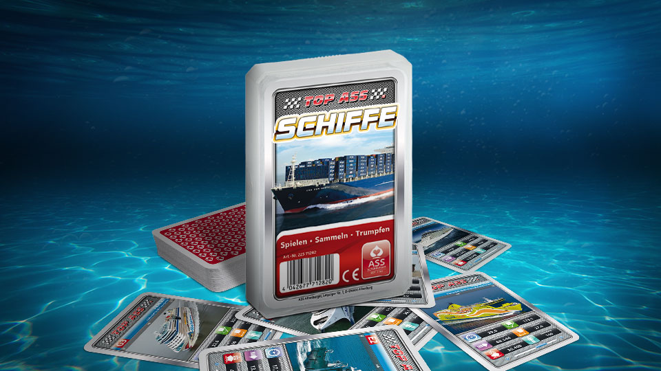 Das Top ASS Schiffe Trumpfspiel steht auf dem Meeresboden unter Wasser, unter dem Spiel liegen einige der dazugehörigen Spielkarten. Das Spiel ist von tiefblauem Wasser umgeben.