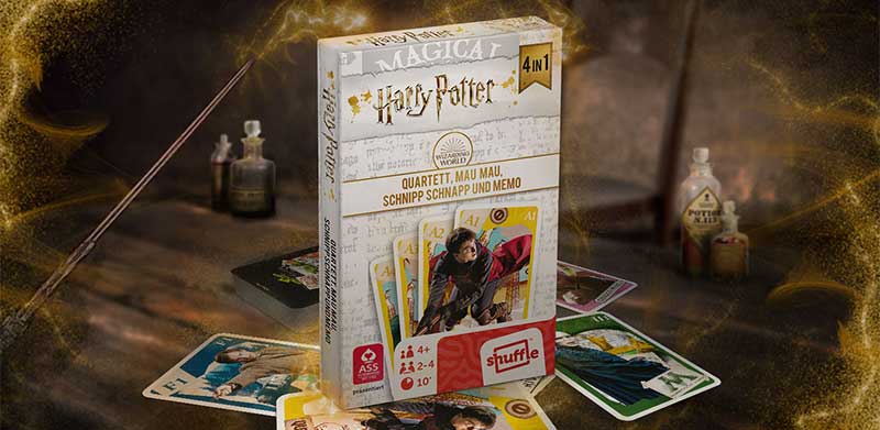 Karten Spiel Harry Potter Quartett 4 in 1 auf braunem Hintergrund mit Funken. Harry Potter Spiele, ASS Altenburger