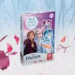 Das Disney Frozen 4 in 1 Quartett Spiel steht auf einem verschneitem Untergrund. Im Hintergrund ist ein verschneiter Wald zu erkennen, um das Spiel herum fliegen ein paar bunte Laubblätter im Wind.