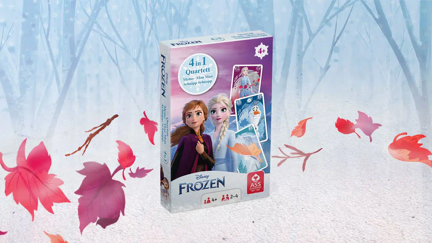 Das Disney Frozen 4 in 1 Quartett Spiel steht auf einem verschneitem Untergrund. Im Hintergrund ist ein verschneiter Wald zu erkennen, um das Spiel herum fliegen ein paar bunte Laubblätter im Wind.