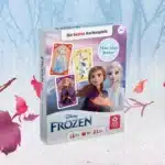 Das Disney Frozen Mau Mau Junior Spiel steht auf einem verschneitem Untergrund. Im Hintergrund ist ein verschneiter Wald zu erkennen, um das Spiel herum fliegen ein paar bunte Laubblätter im Wind.
