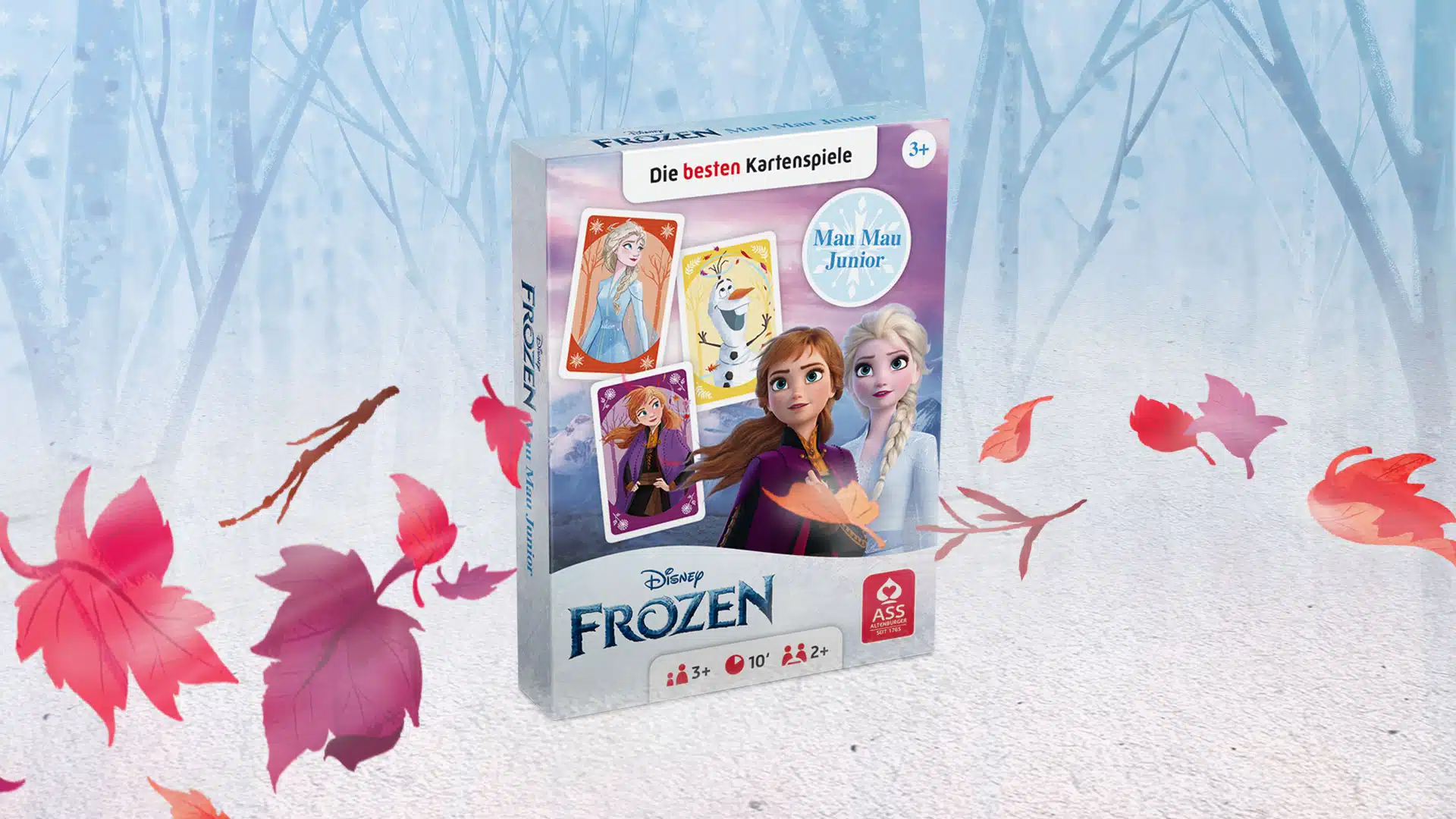 Das Disney Frozen Mau Mau Junior Spiel steht auf einem verschneitem Untergrund. Im Hintergrund ist ein verschneiter Wald zu erkennen, um das Spiel herum fliegen ein paar bunte Laubblätter im Wind.