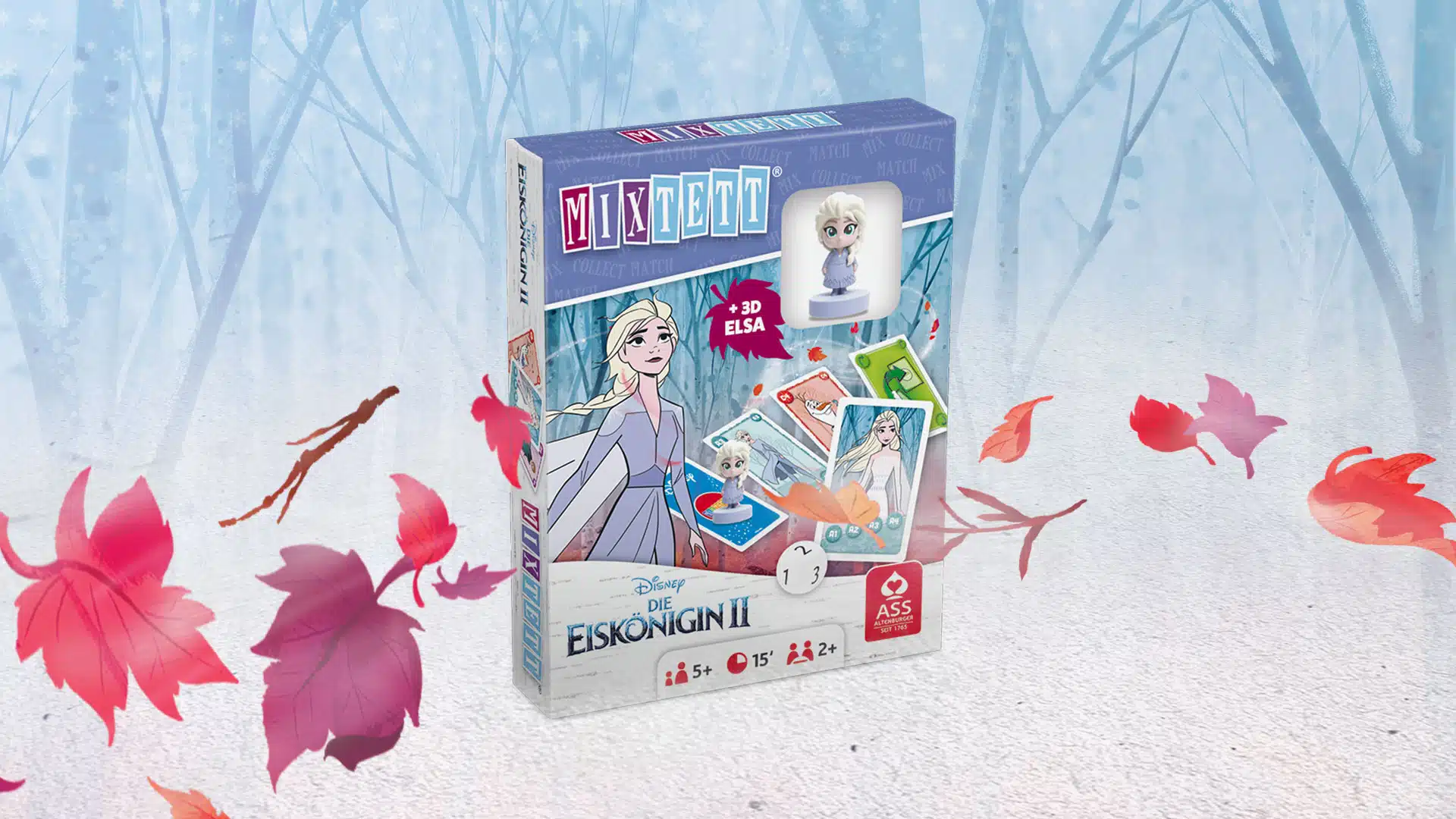 Das Disney Die Eiskoenigin 2 Mixtett Elsa Spiel steht auf einem verschneitem Untergrund. Im Hintergrund ist ein verschneiter Wald zu erkennen, um das Spiel herum fliegen ein paar bunte Laubblätter im Wind.