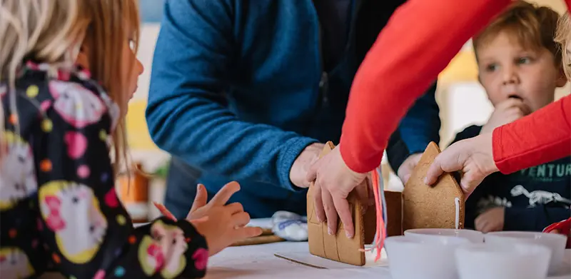 Familie baut Lebkuchenhaus zusammen. Lebkuchenhaus,ASS-Altenburger