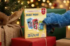 Mau Mau unter Weihnachtsbaum, blaue Hand greift nach Spiel. Stitch Geschenke, ASS Altenburger