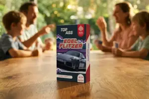 Kartenspiel Top ASS Edelflitzer auf Holztisch mit Familie. TOP ASS, ASS Altenburger